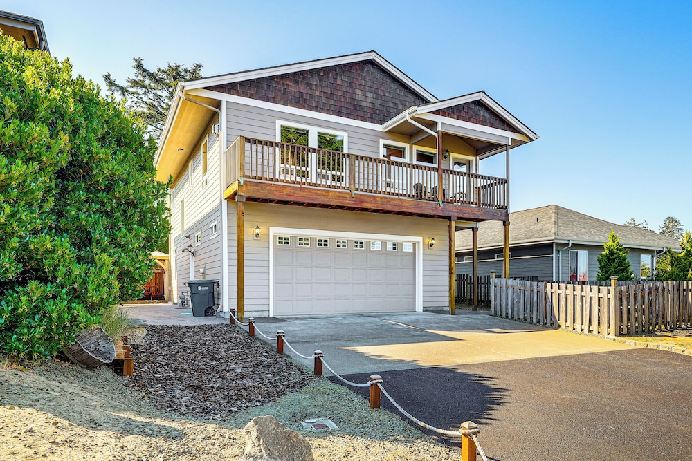 Coastal Oregon Home: Walk to Dock! view 4