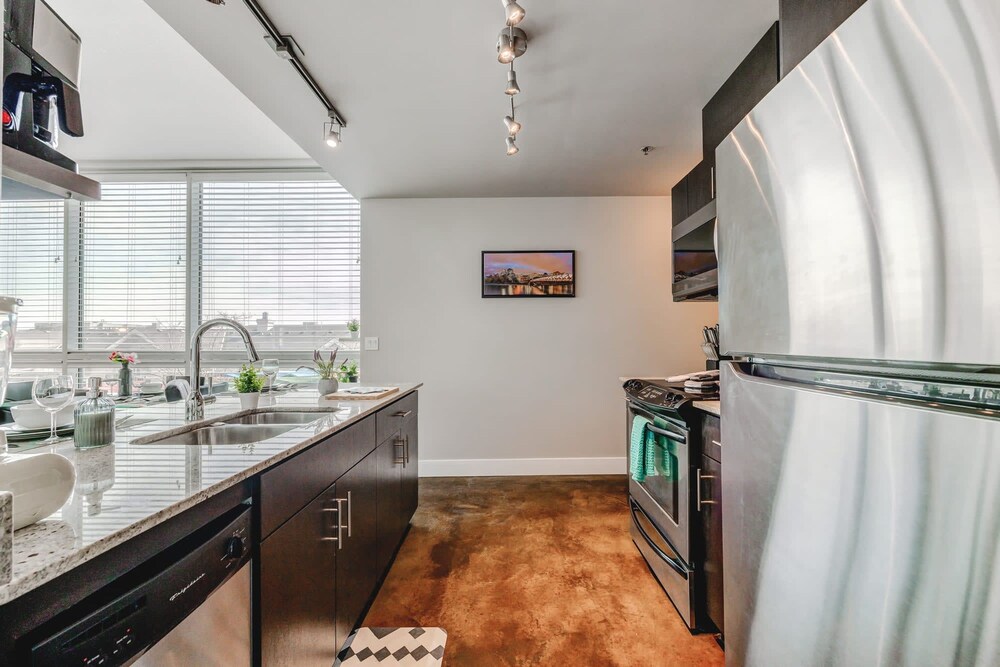 Luxury Condo Steps From Stampede Park - Image 4