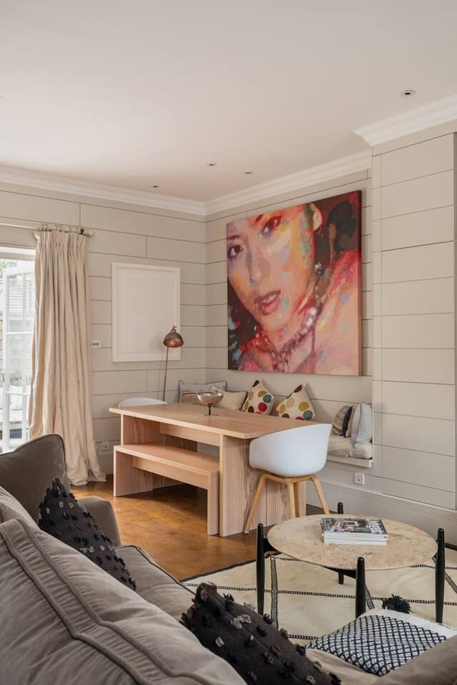 3-bed Home w Private Parking Fairytale Garden
