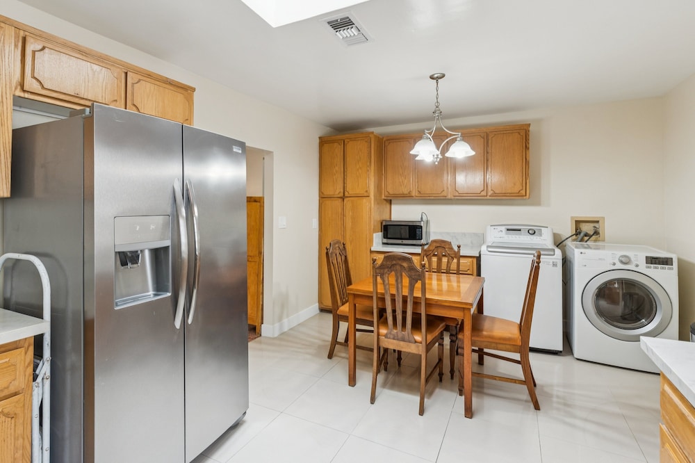 Russell House Near Hollywood & Griffith Park 3 Bedroom Home