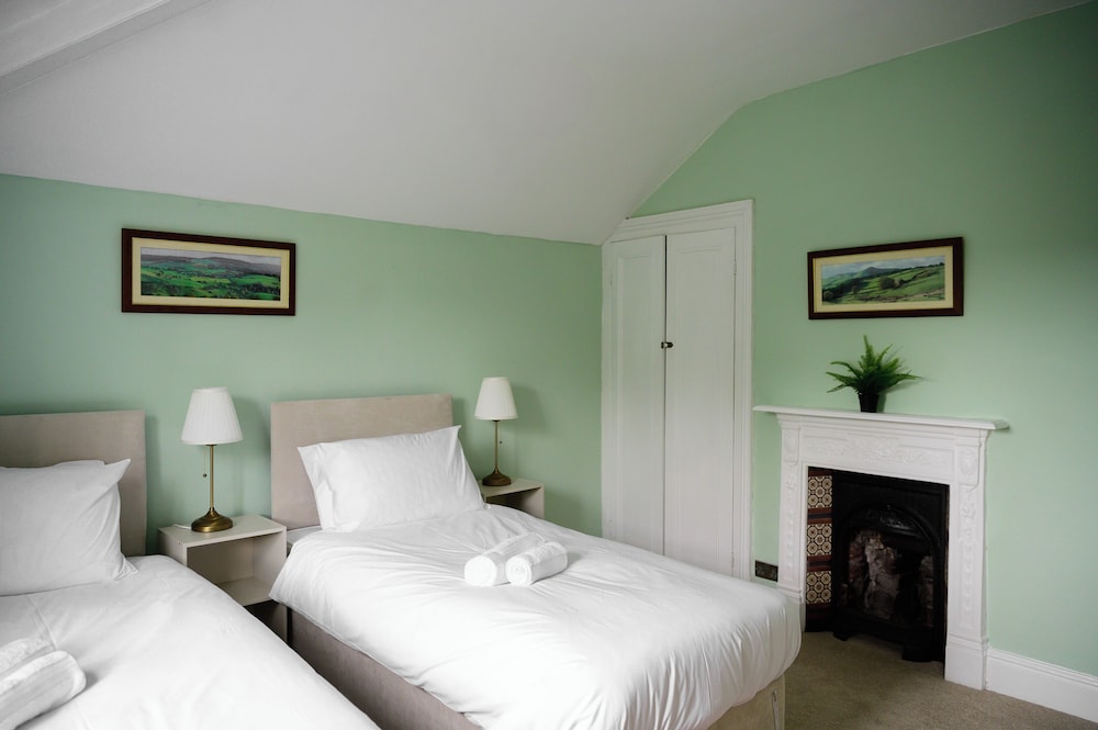 Buxton Bliss - Spacious 5 Bedroom House view 2