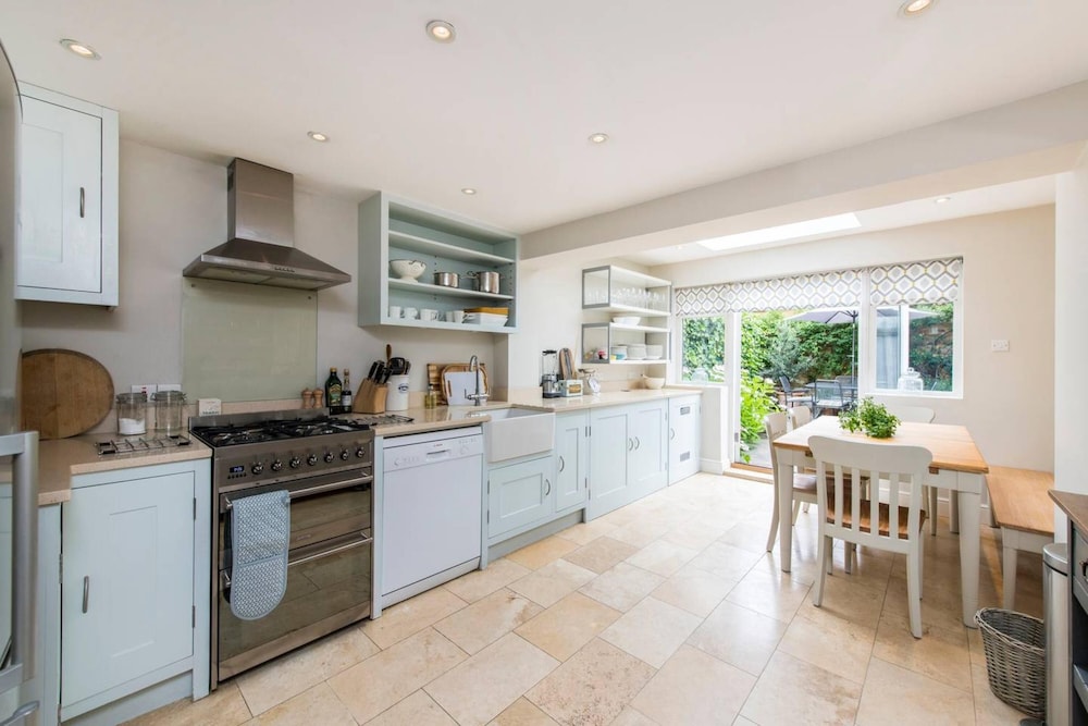 Delightful 2-bed Home Fulham