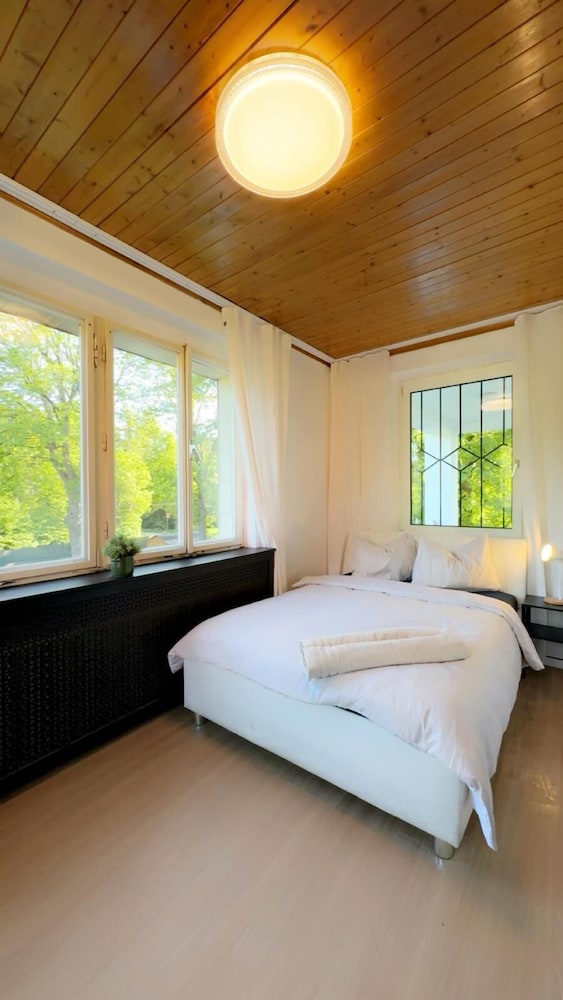 Cozy Garden Villa near Danube For 16P