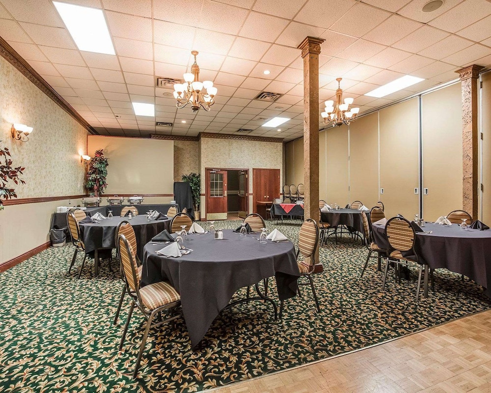 Red Deer Vacations - Quality Inn  Conference Centre - Property Image 12