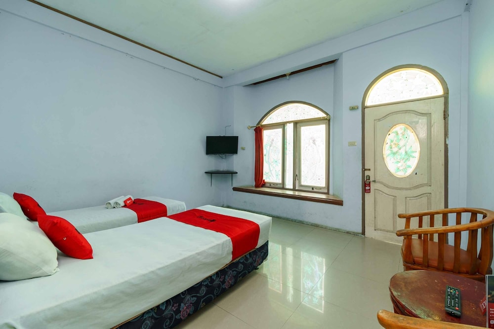 RedDoorz Syariah Hotel Enasti Berastagi view 3