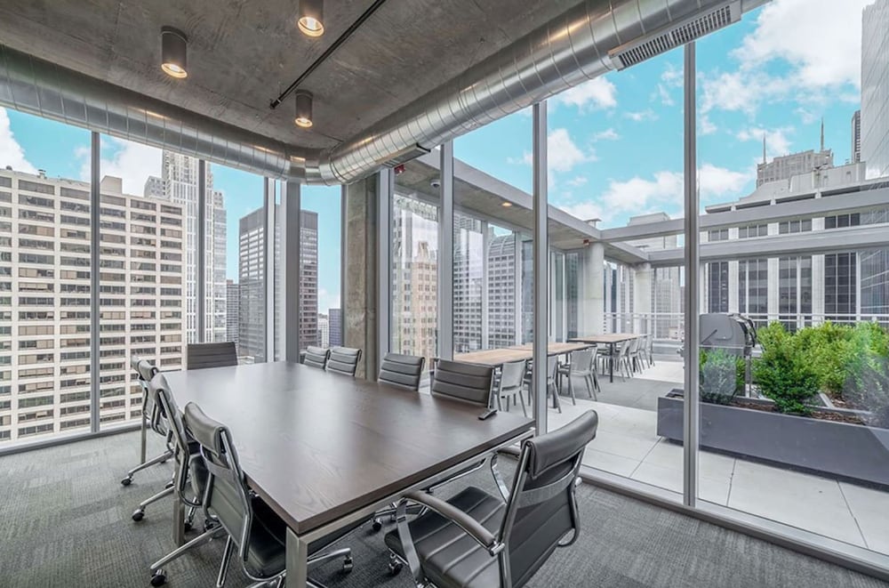 2BR Apt Stunning Views Steps to Michigan Avenue