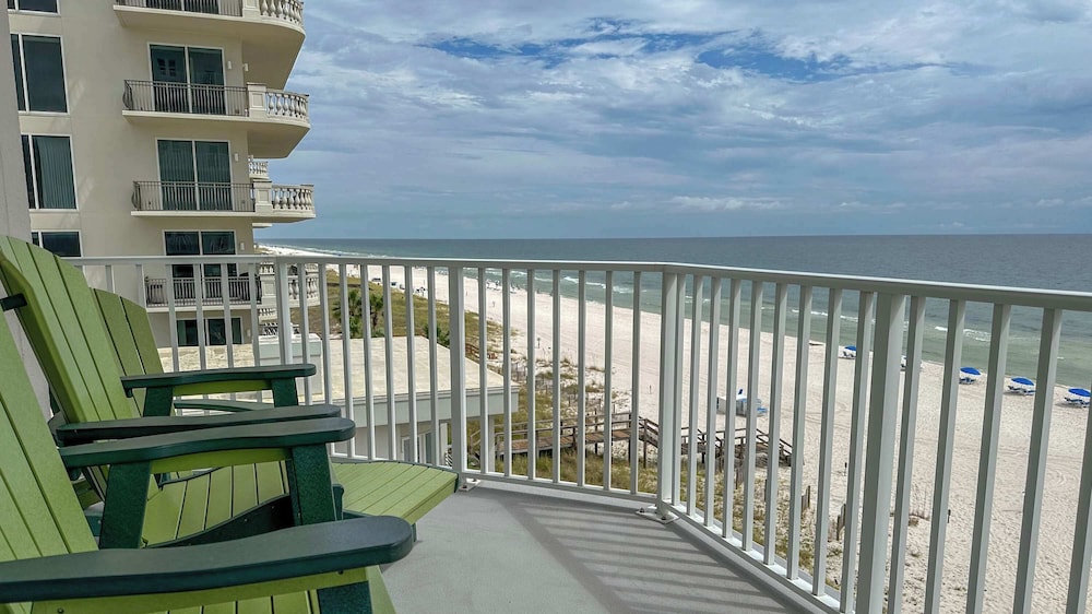 Spacious 3-bedroom Beachfront Condo Pool, Large Balcony
