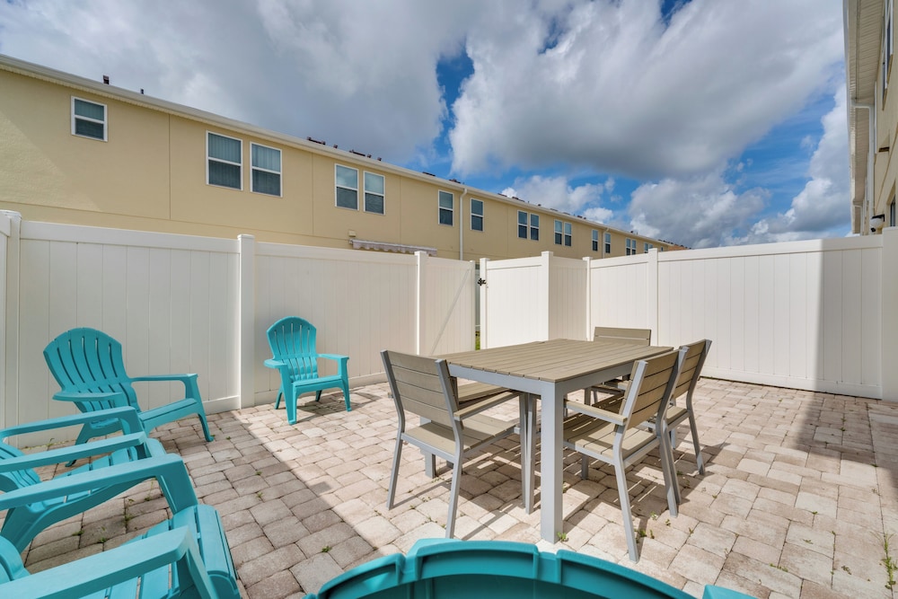 4 Mi to Wdw: Sleek Townhome w/ Community Pool!