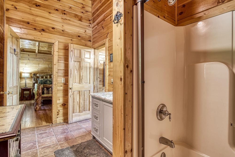 Ern857 - A Dream Come True - Great Location! Close To All The Action! 3 Bedroom Cabin by RedAwning view 4