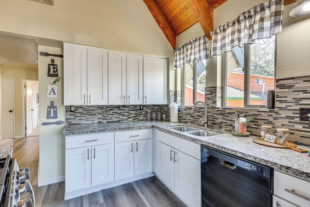 7 Mi to Big Bear Lake: A-frame Home w/ Deck!