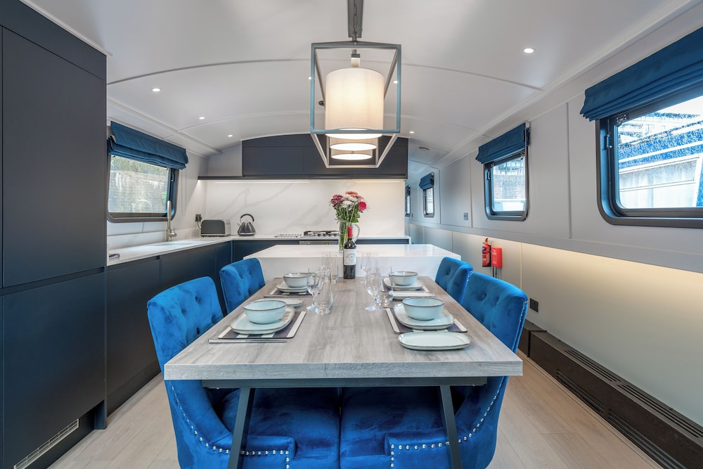 Elegant houseboat near Canary Wharf