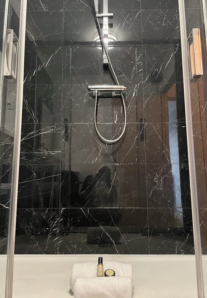 1593 Charonne