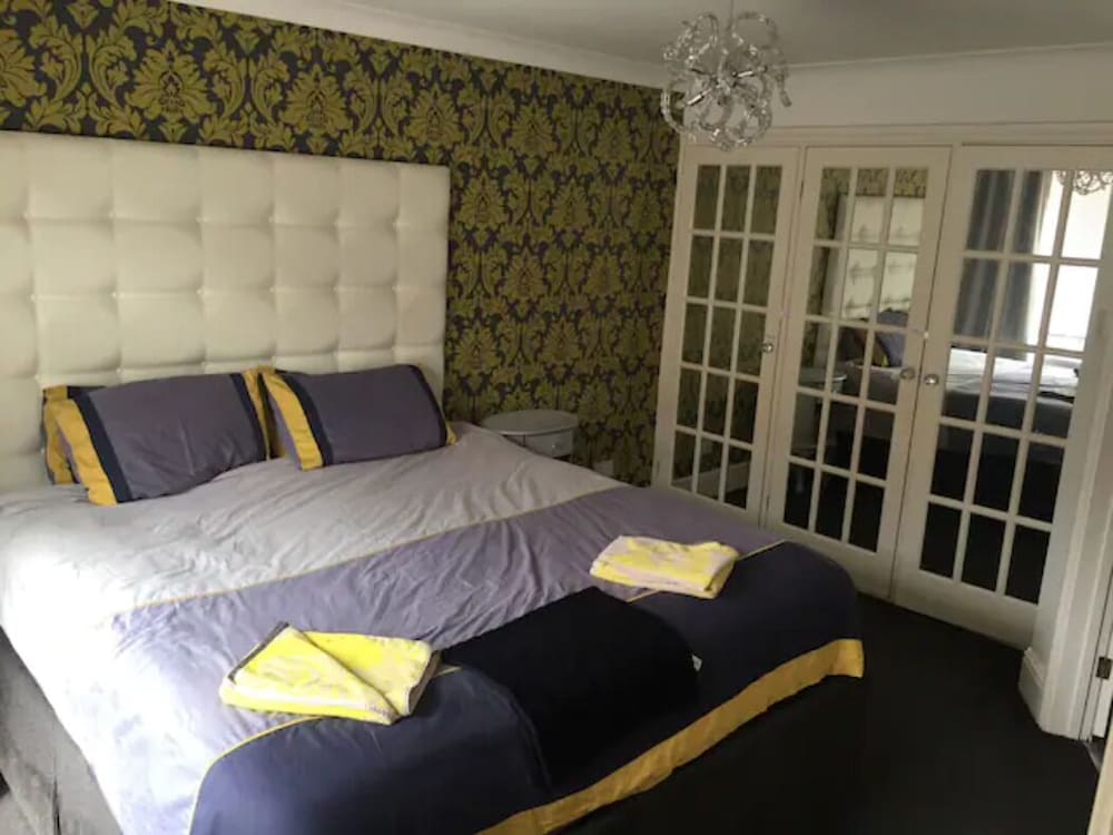 Home by the Sea Quirky Three Bedroom Family House view 3