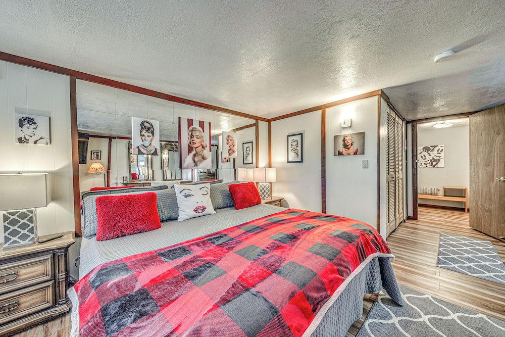 Walk to Downtown Ruidoso: Cozy Wooded Retreat