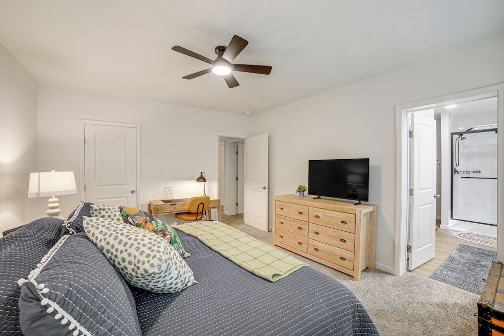 Lake Access, Pools & More: Family Home in Stanwood