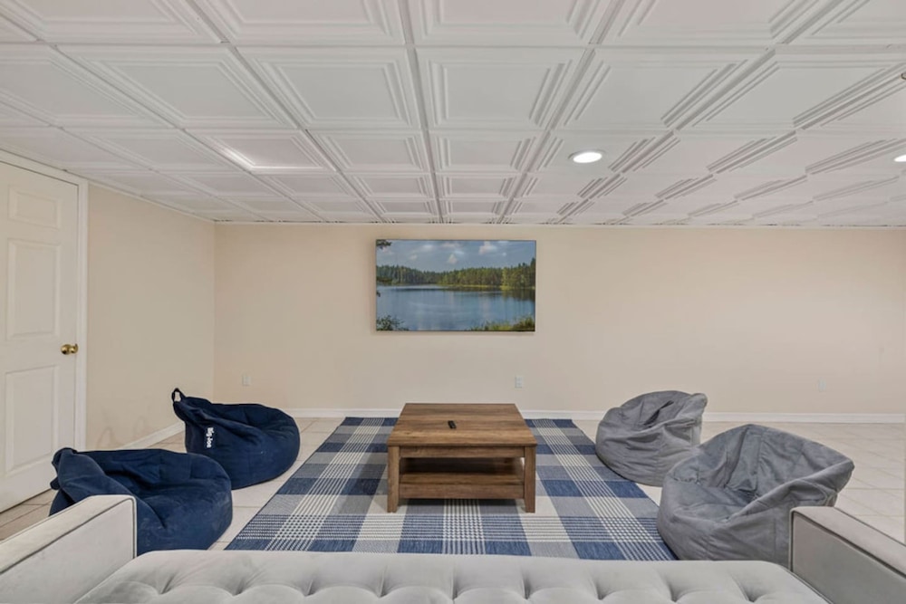 Peaceful Mini Mansion Sleeps 18
