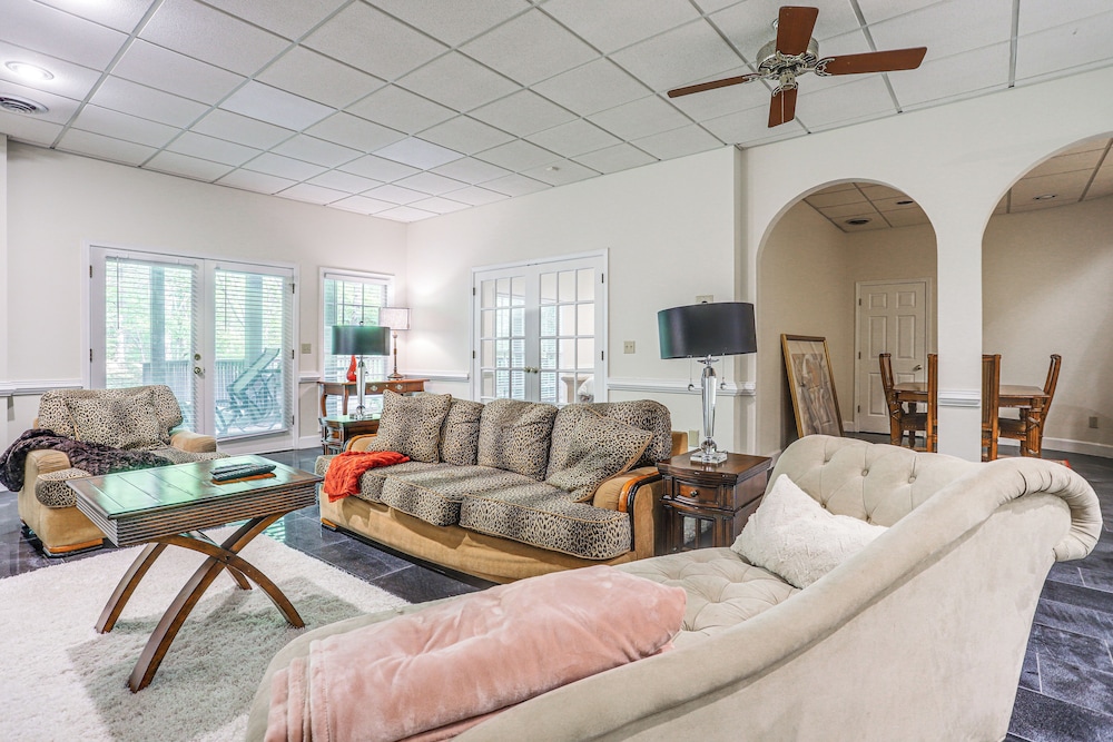 3 Mi to Roswell Riverwalk: Spacious Getaway!