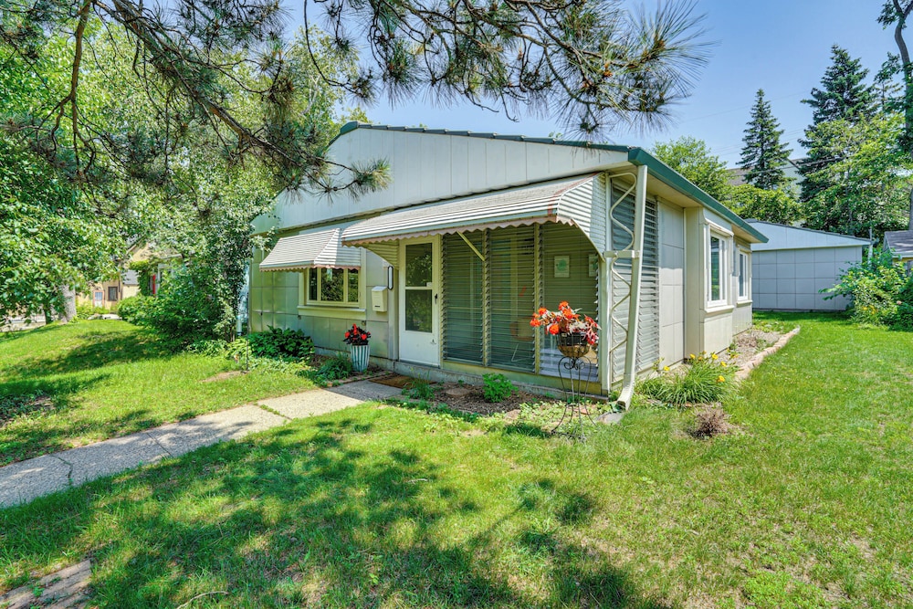 Lustron of the Lakes: Retro MCM Gem in Tangletown