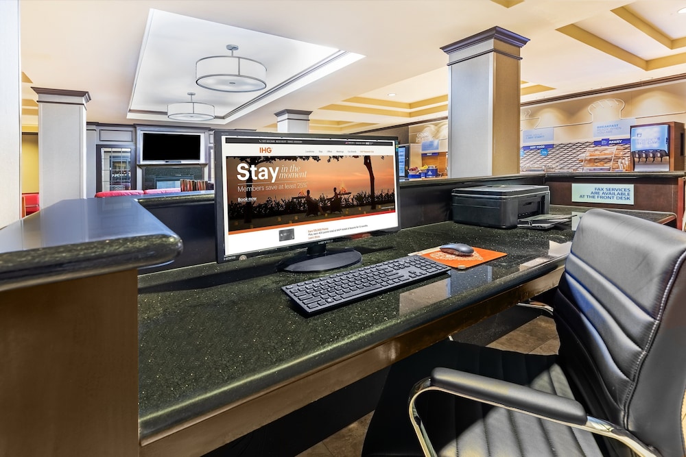 Holiday Inn Express & Suites Floresville by IHG