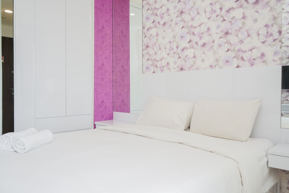 Homey Studio Apartment with Pool View at Springwood Residence