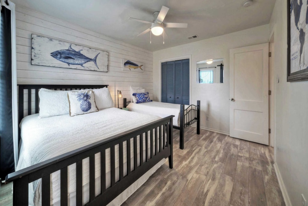 Dual Port A Cottages 2 Complete Homes Walk to the Beach + Patio Fully-equipped Kitchens