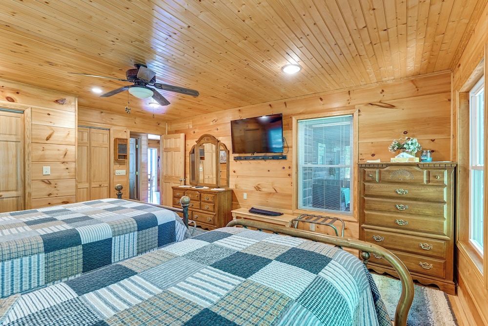 3 Mi to Dale Hollow Lake: Wooded Retreat w/ Decks!