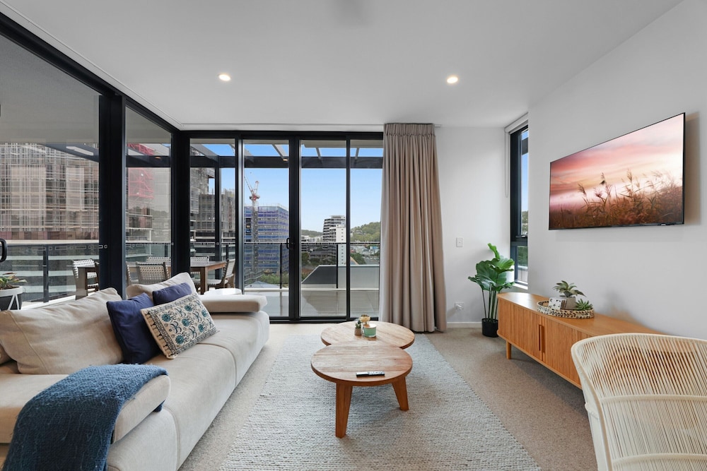 Luxe Beachfront 2-bed With Gym, Pool & Views