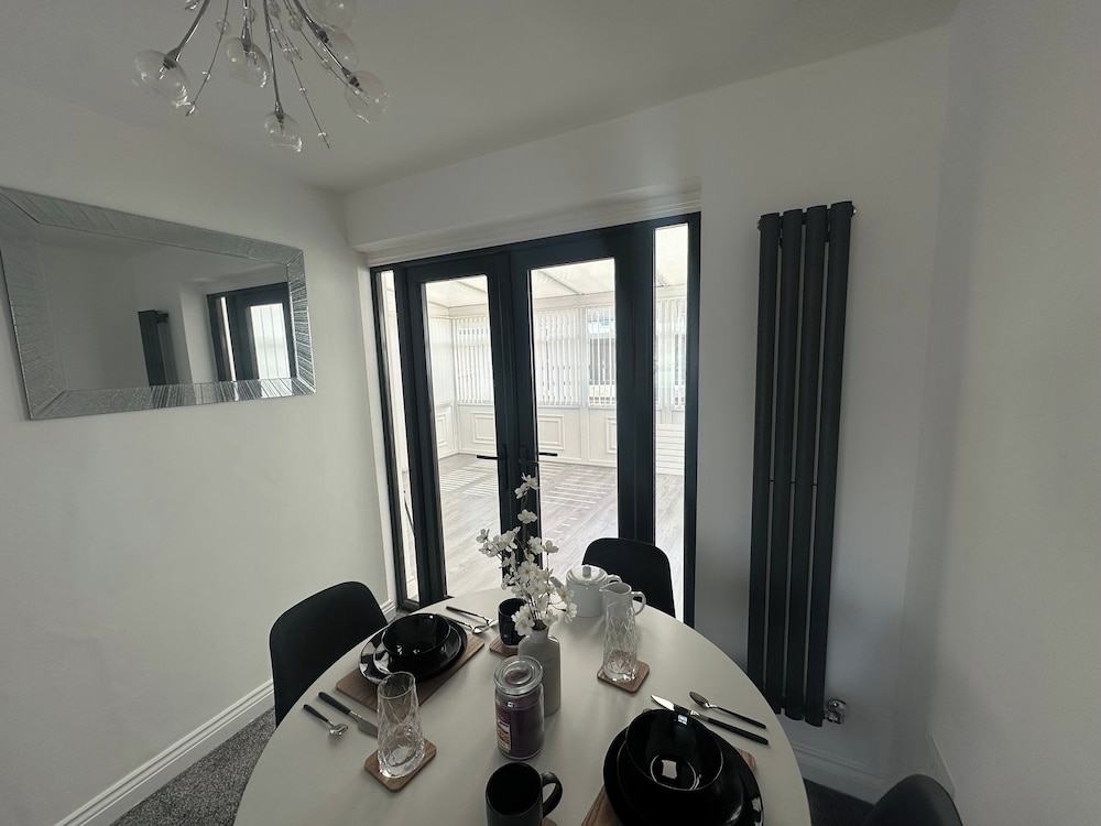 Housesleeps6-freeparking-wifi-contractors-garden
