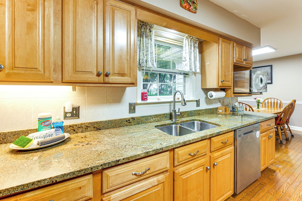 3 Mi to Historic Dtwn: Family Retreat in Beaufort!
