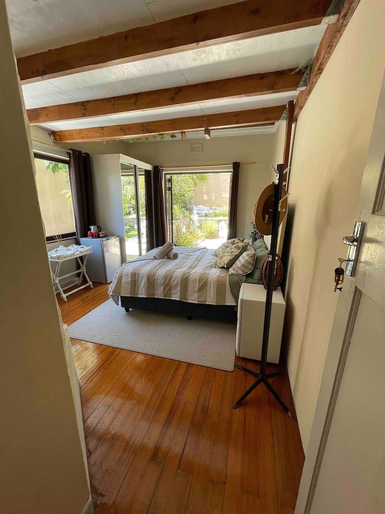 Room-living In Mountain Views Camps Bay view 3