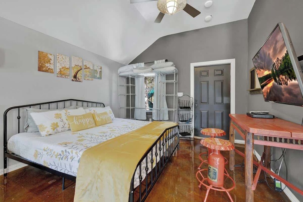 Terracotta Retreat/ Sleeps 30!