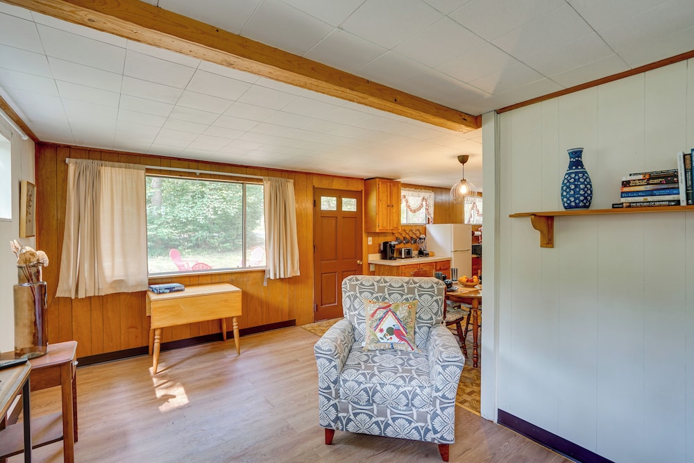 Cozy Becket Cottage Escape w/ Lake Access!