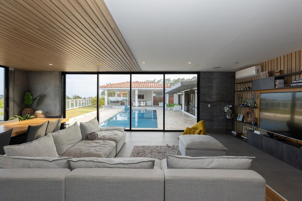 The Wow House by Acomodo