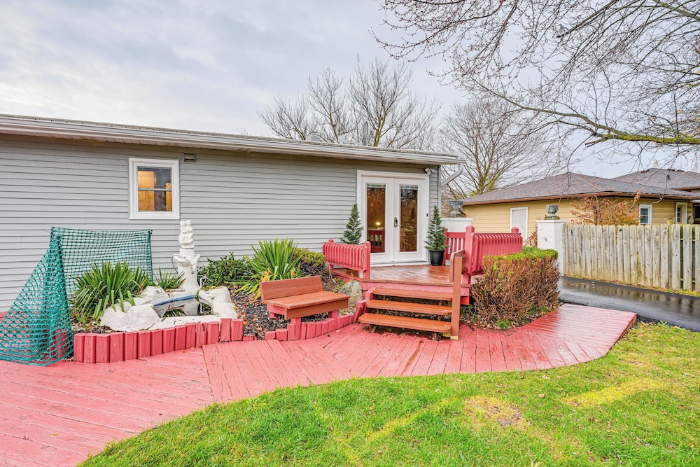 2 Mi to Downtown Flushing: Spacious Retreat!