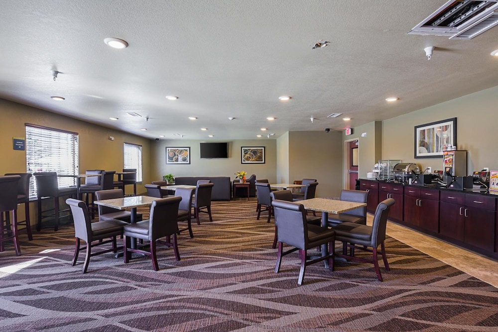 Cobblestone Inn  Suites - Altamont - Property Image 1