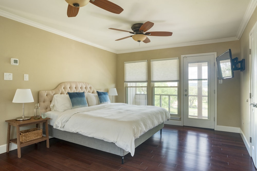 Travis by Avantstay Waterfront Lake Retreat