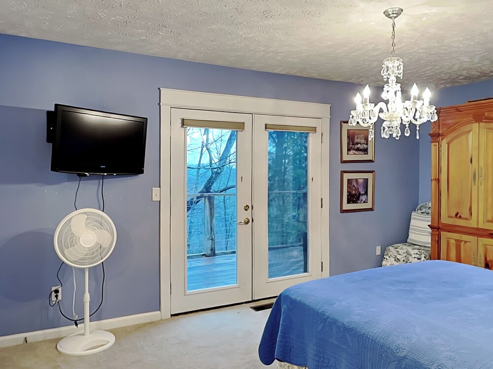Daisy's Enchanted Cottage by Jackson Mountain Rentals