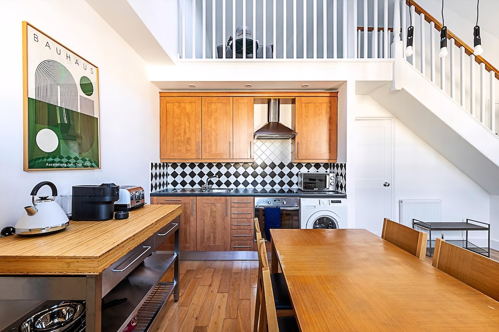 Stylish Chelsea Flat With Luxe Comfort & Charm