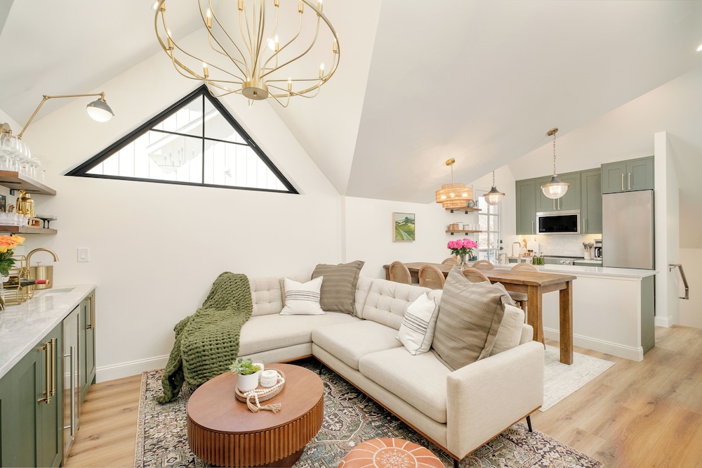 Luxe Designer Flat on Sloans Lake w/ Rooftop Deck