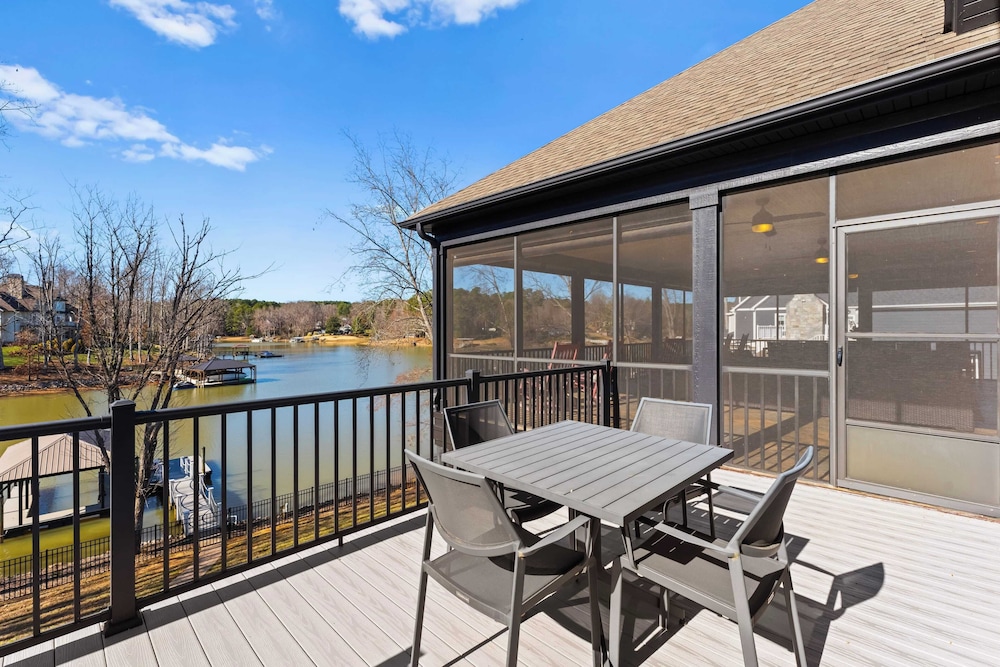 Luxury Lakefront Stay Private Dock, Indoor/outdoor Pool The Retreat