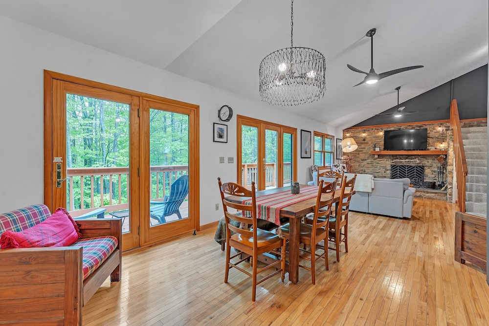 Modern Mountain Retreat Near Dolly Sods & Skiing 3 Bedroom Home