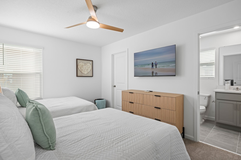 Light Welcoming Fun Resort Home Sleeps 20