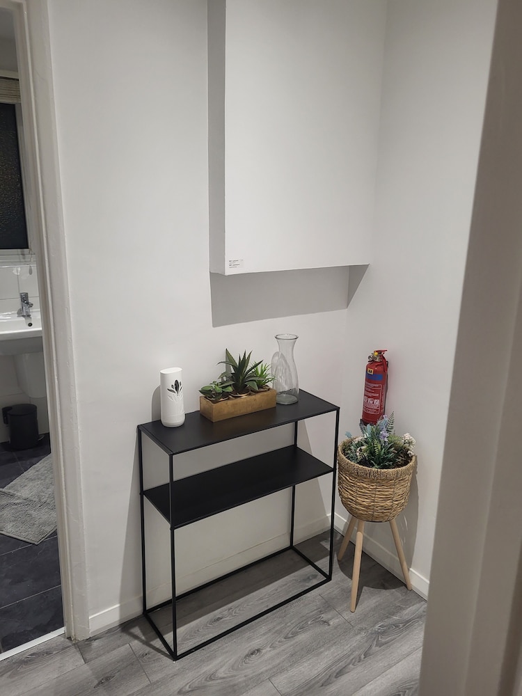Charming 2-bed Apartment in Grays view 3