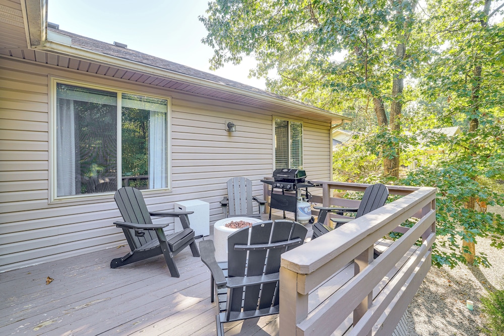 Bike, Golf, Swim: Modern Bella Vista Home w/ Deck!