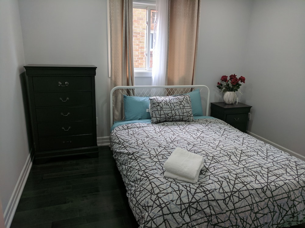 Toronto Vacations - QuickStay - Beautiful 5bdrm House in Vaughan - Property Image 3