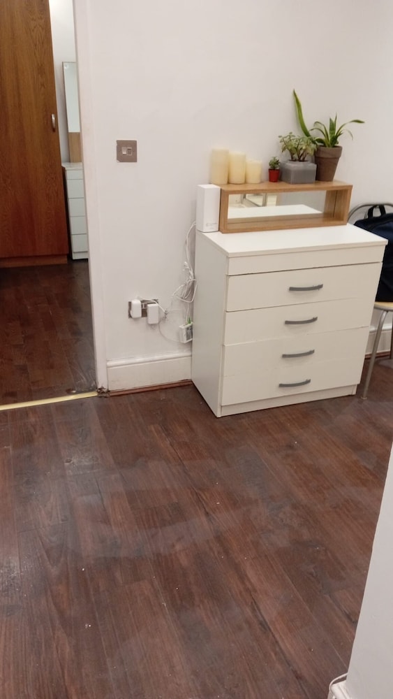 Luton Excellent 1 bed Apartment With Living Room