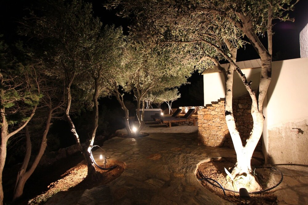 Villa Rouvis With Outdoor Hot Tub