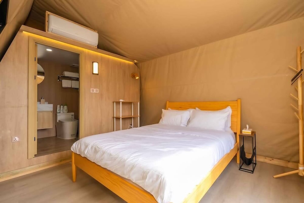Urban Glamping Oasis: Comfort & Adventure Combined