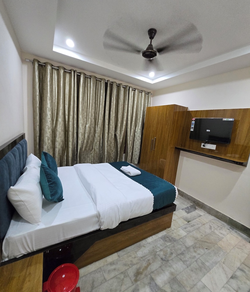 Rudra PGH - just near Temple & Ghats