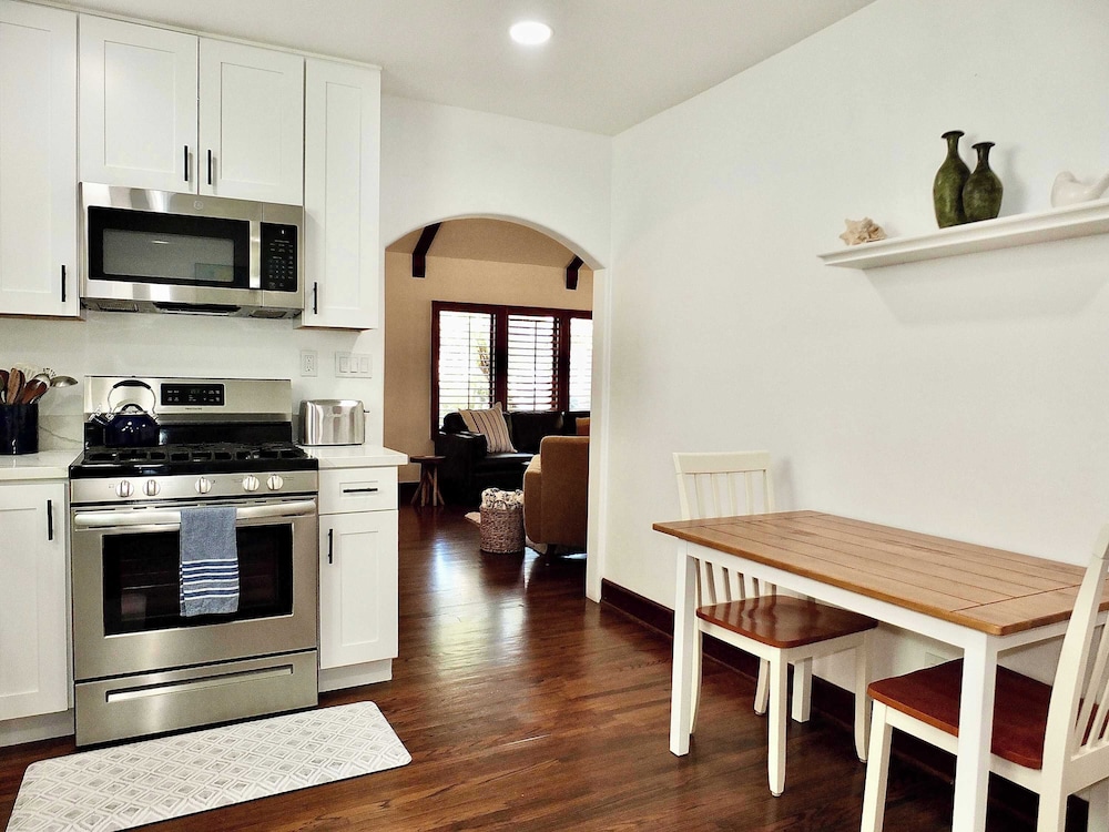 Belmont Shore Coastal Cottage - Cozy Home for 6 - 2 Blocks to Beach